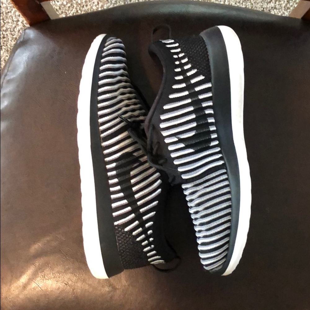 Nike roshe two striped flyknit sneakers